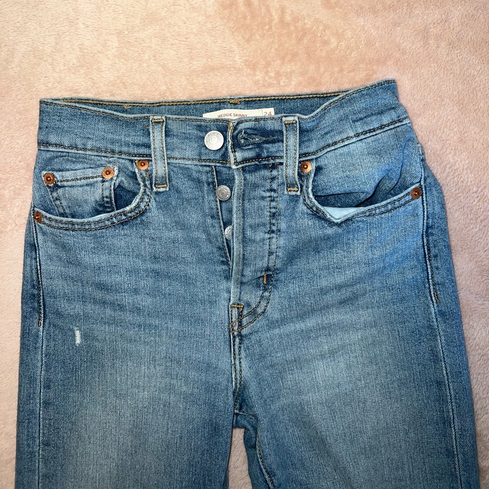 Levi’s Wedgie Skinny Jeans light distress W24